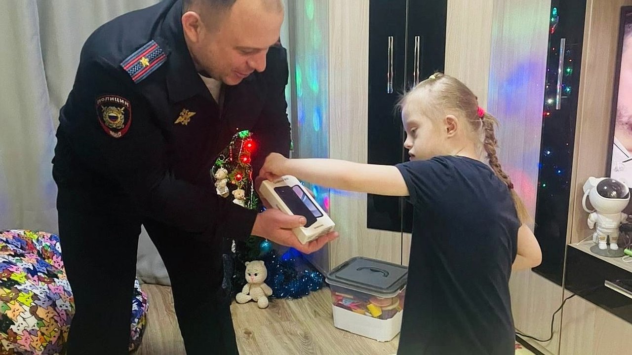 Главная картинка новости: Мечта маленькой жительницы Усинска стала реальностью благодаря доброму жесту полицейских