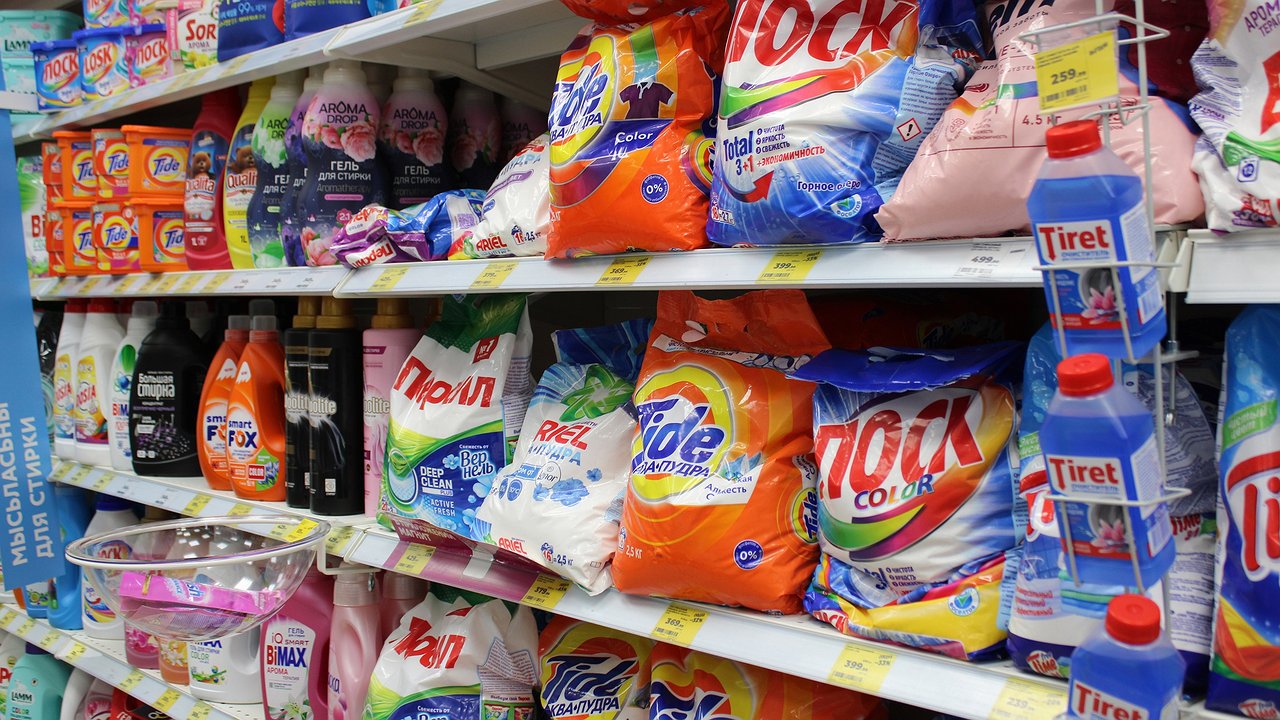 Главная картинка новости: Стоят копейки, а стирают даже лучше дорогих: 5 лучших стиральных порошков по мнению Роскачества