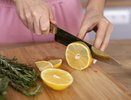Разрезанный лимон всегда будет свежим: воспользуйтесь этим простым способом хранения