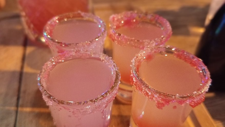 Главная картинка новости: В Коми посетительницу бара пришлось выводить росгвардейцам