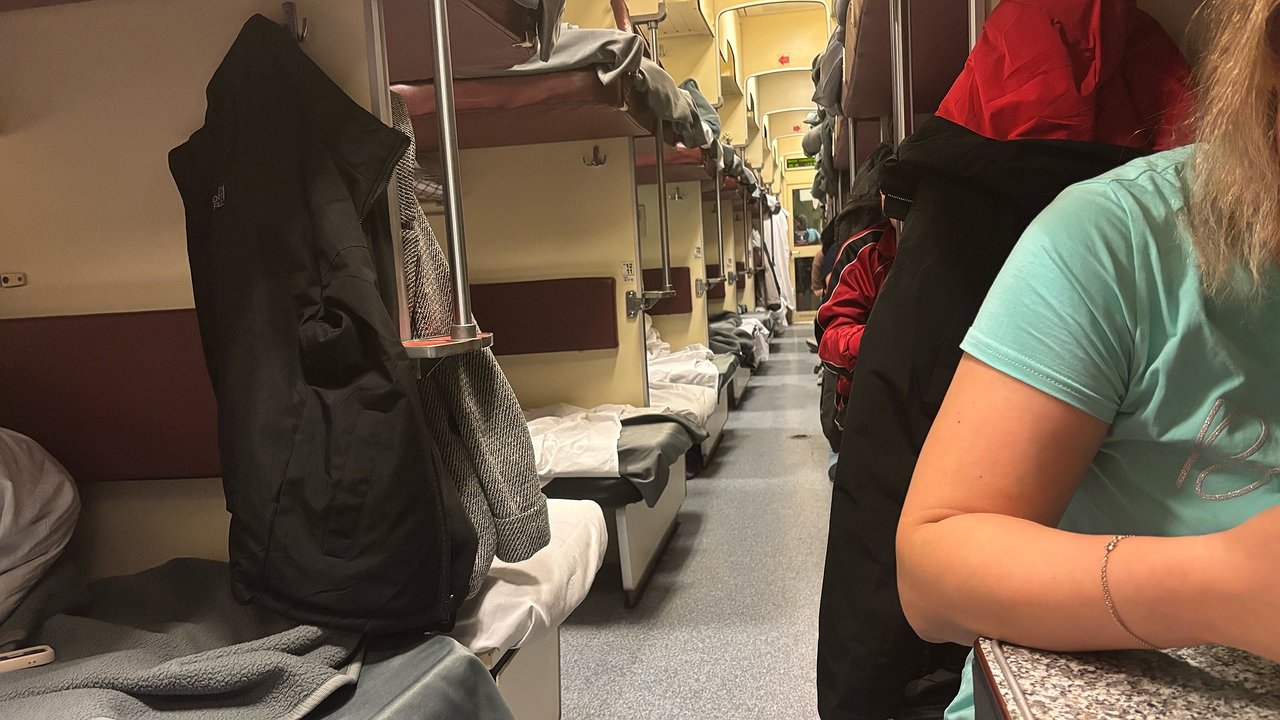 Главная картинка новости: Теперь плацкарт станет лучше купе: пассажиры ликуют, а проводники негодуют