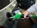 Как одна хитрость с заправочным пистолетом на АЗС позволяет залить полный бак бензина — куда и как нажимать