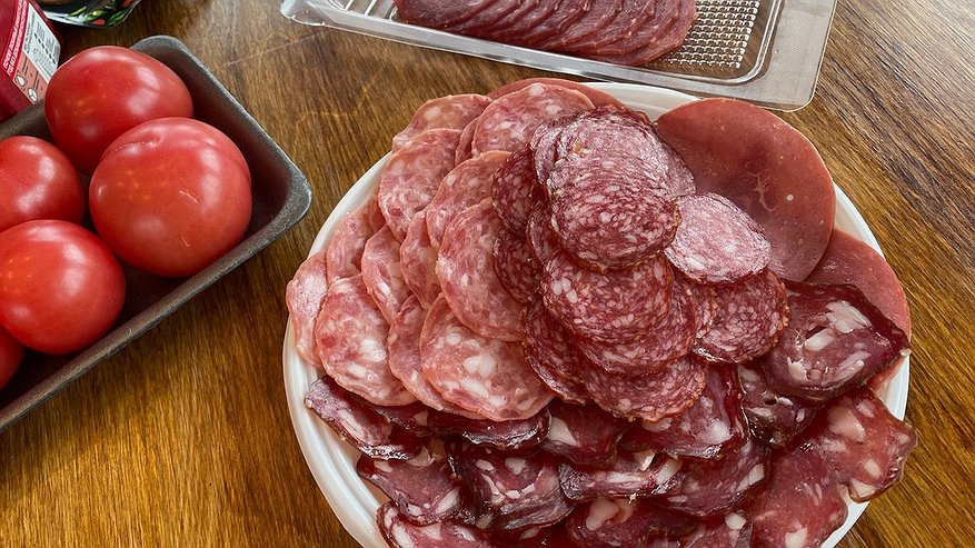 Главная картинка новости: Россиянам рассказали какая колбаса самая полезная: можно употреблять ежедневно