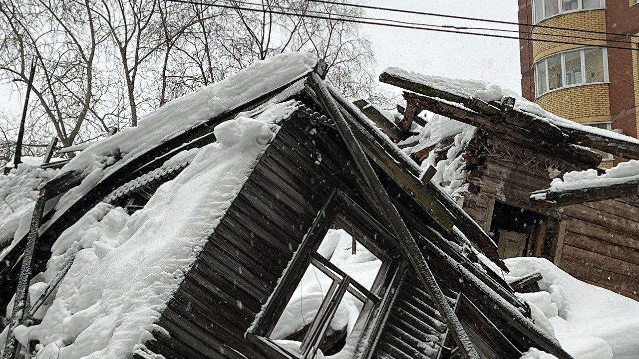 Главная картинка новости: В Коми на человека обрушилась кровля
