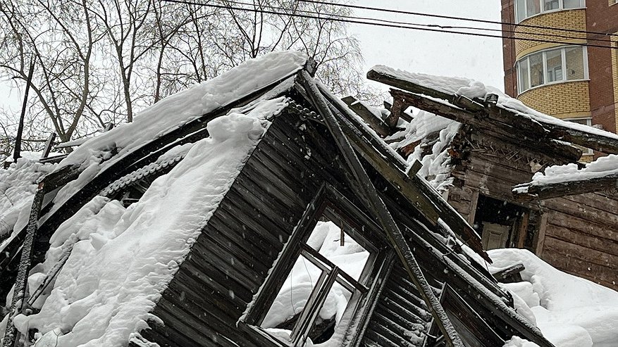 Главная картинка новости: В Коми на человека обрушилась кровля