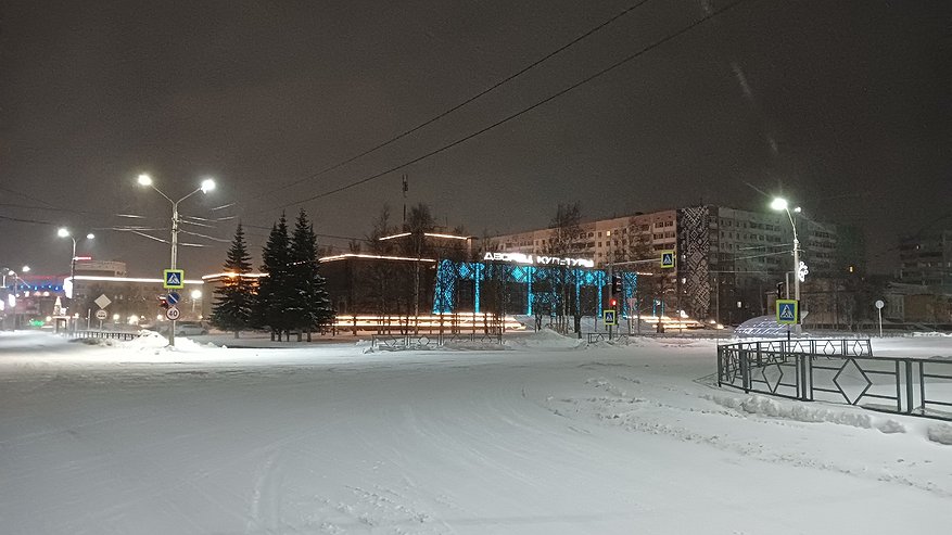Главная картинка новости: Усинск встречает февраль ясным небом и морозами