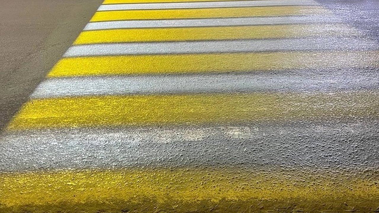 Главная картинка новости: У пешеходного перехода у пятой школы в Усинске появилась световая разметка