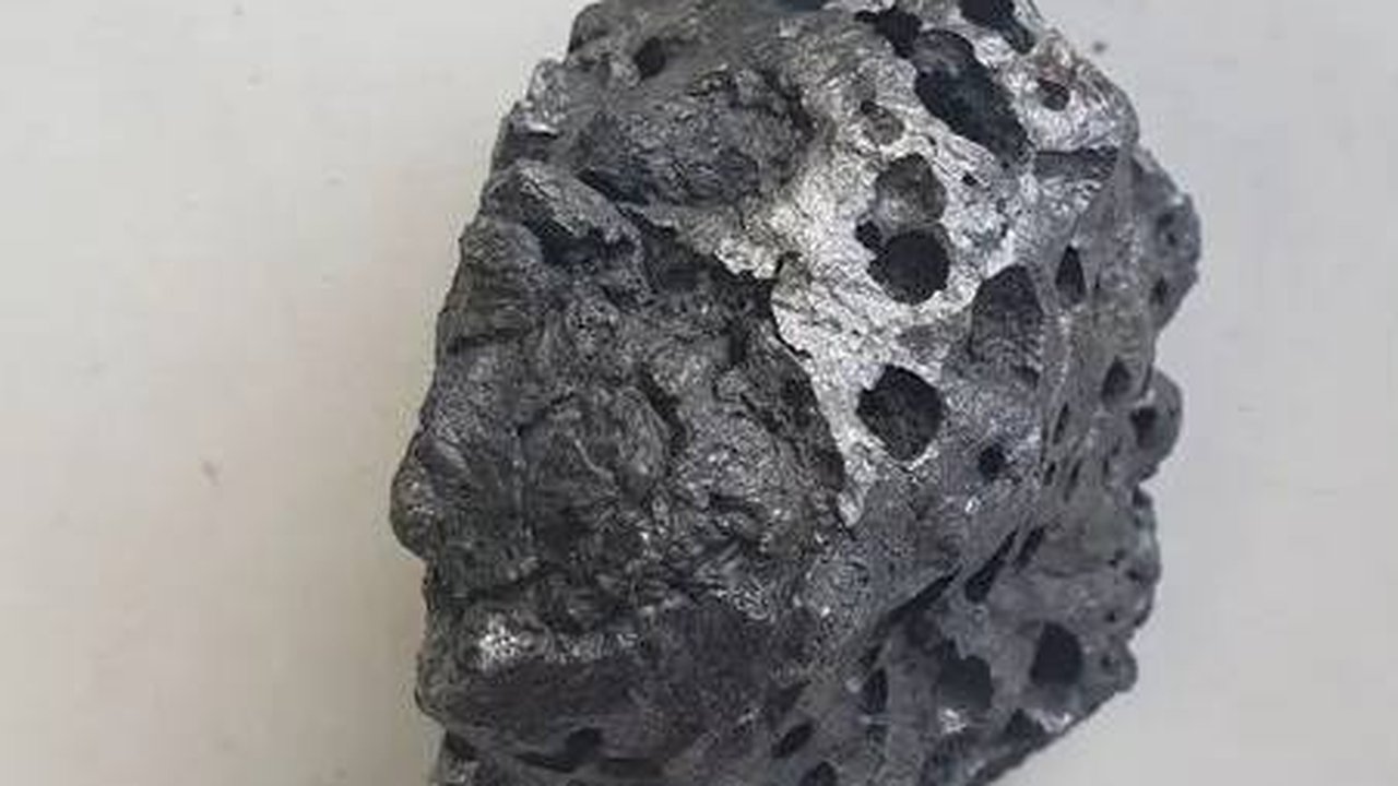 Главная картинка новости: Редкий кометный метеорит почти за миллион продают в Коми на Авито