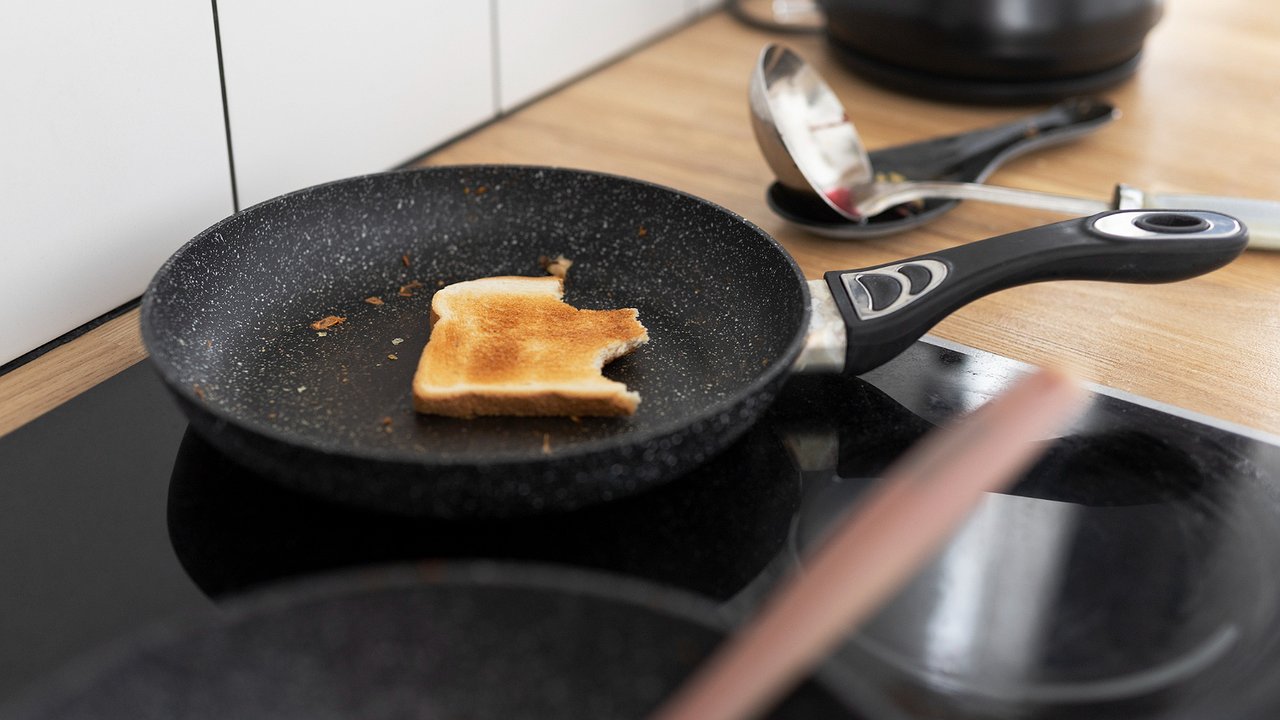 Главная картинка новости: Кладу сковороду в полиэтиленовый пакет, и нагар отлипает в миг — любуюсь отражением