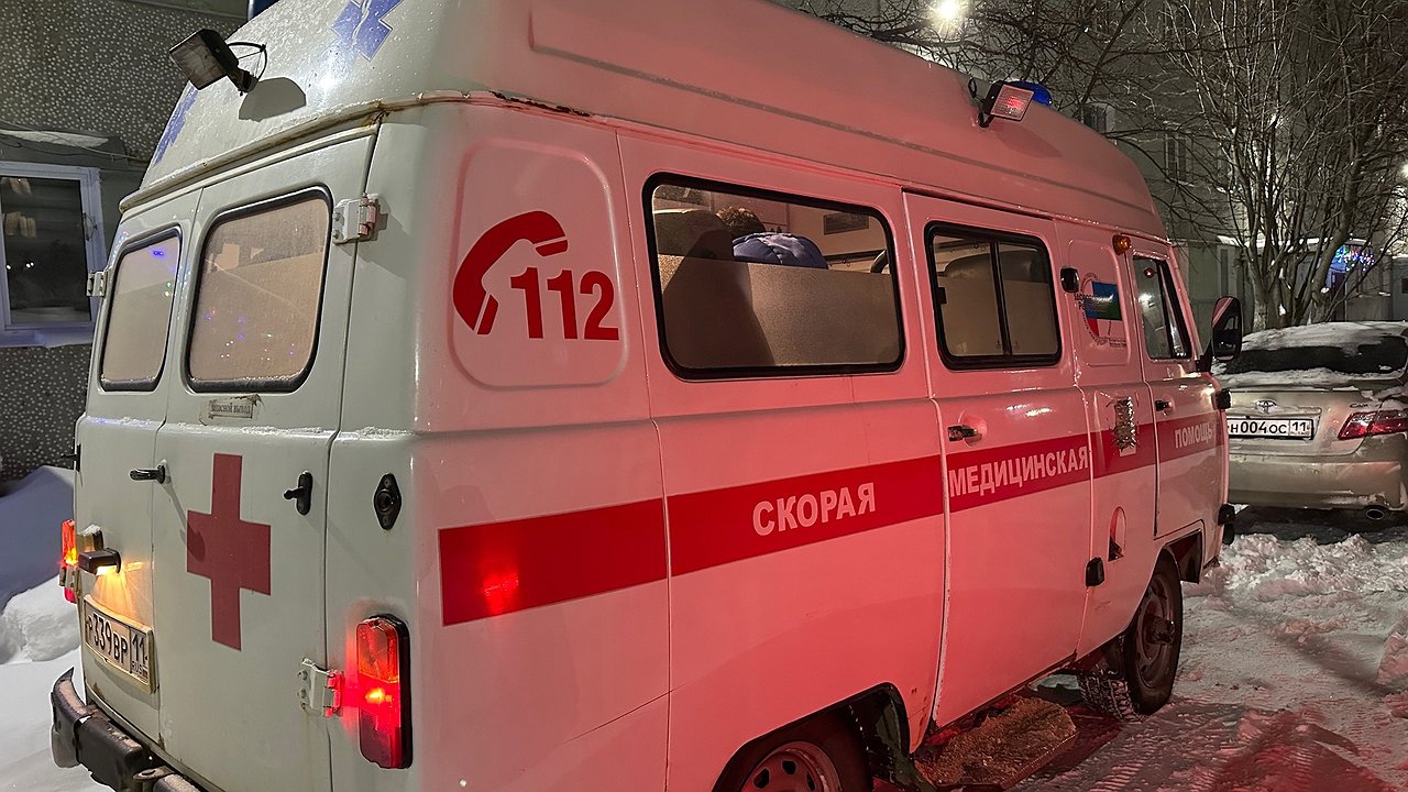 Главная картинка новости: В Усинске на помощь рыбаку выехали медики и спасатели