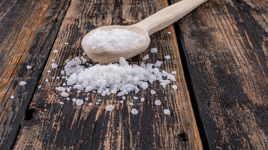 Главная картинка новости: Посыпьте соль у порога и живите спокойно: вот почему это важно — древняя мудрость поражает по сей день