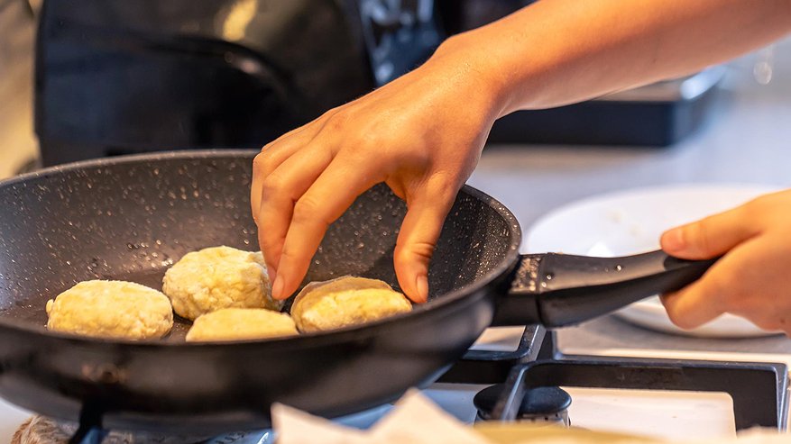 Главная картинка новости: Жарьте котлеты и стейки без брызг: простой лайфхак, который работает безотказно