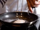 3 "пшика" на сковороду – и нагар мигом отлетит: налет со стеклянных крышек тоже сойдет на нет
