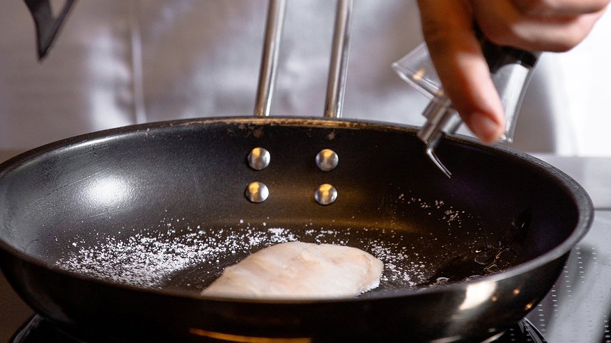 Главная картинка новости: 3 "пшика" на сковороду – и нагар мигом отлетит: налет со стеклянных крышек тоже сойдет на нет