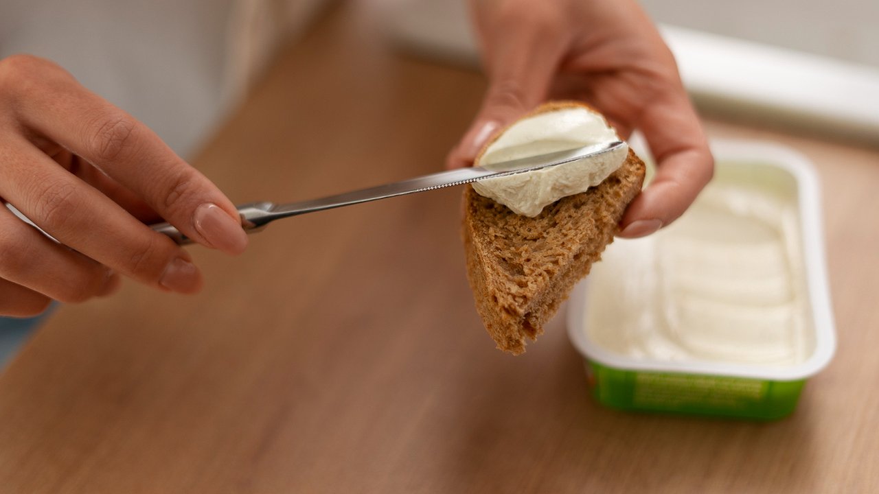 Главная картинка новости: Намазка на бутерброд утром за 5 минут: сочная и сытная — 2 варианта для вкусного завтрака