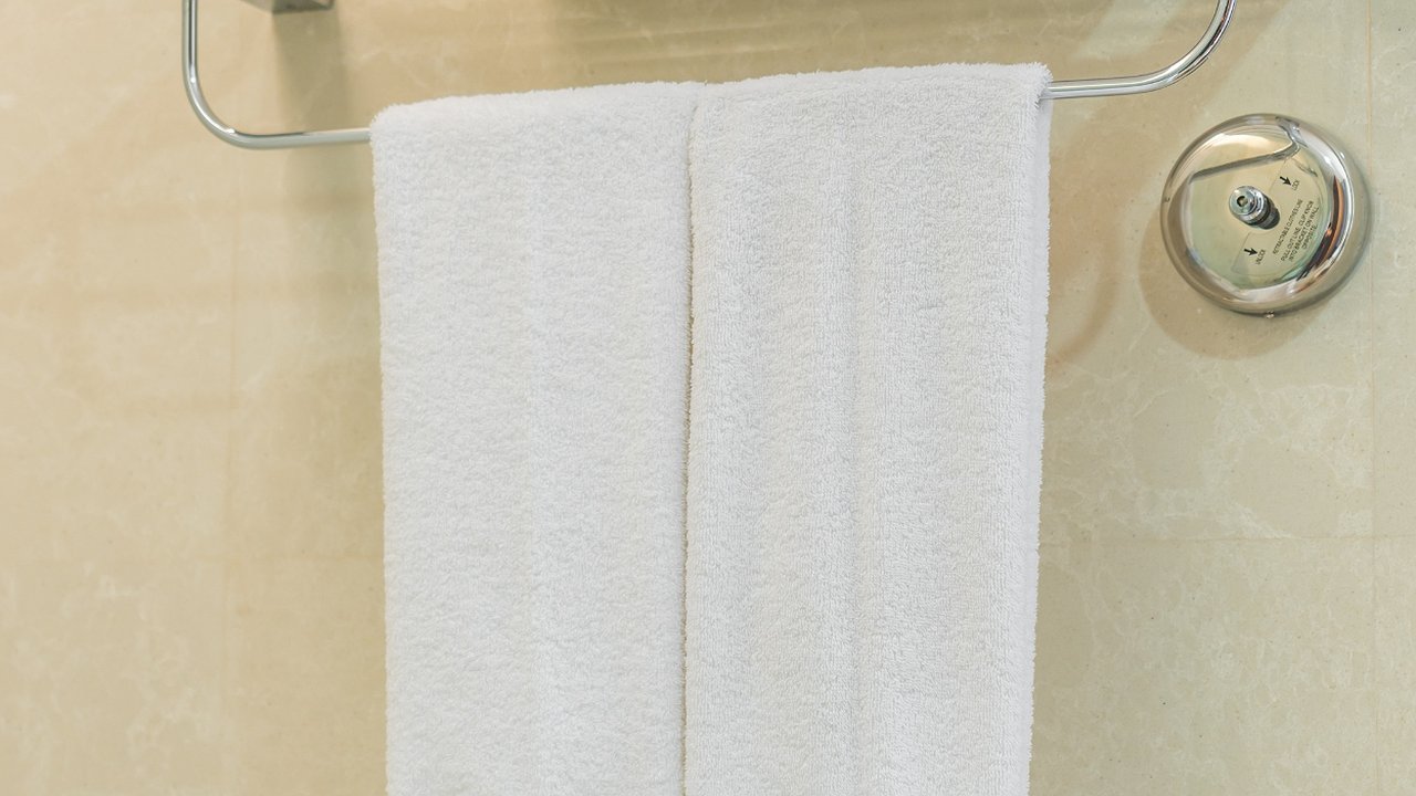 Главная картинка новости: Кладу кухонные полотенца и прихватки на ночь - уже утром ни одного пятнышка: даже старый жир исчезает без следа