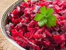 Берем свеклу и 1 банку кукурузы — а на выходе получаем очень вкусный и легкий салат: и на праздник, и на каждый день