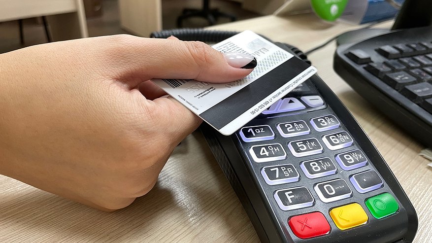 Главная картинка новости: Игра на бирже, коллекционные куклы, "сверхзащищенные счета": как мошенники обманывают жителей Коми