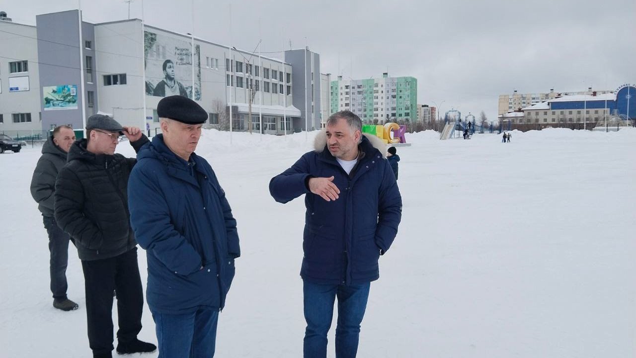 Главная картинка новости: Глава Усинска оценил состояние городских территорий и их готовность к весенним праздникам