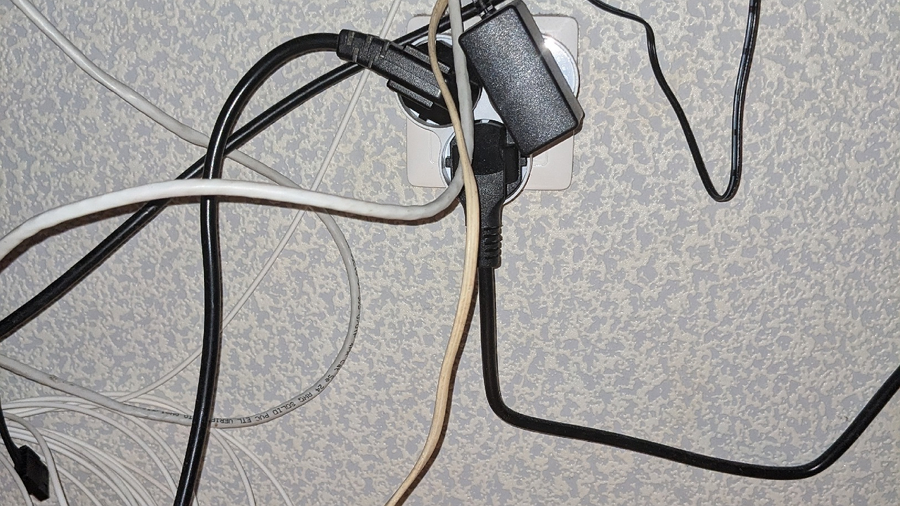 Главная картинка новости: Этот 1 способ с розеткой уменьшит платежи ЖКХ за свет на 15% - вот что сделать в марте