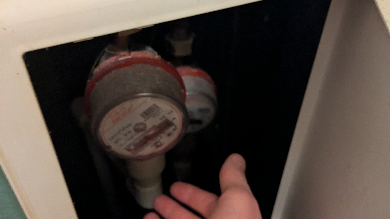 Главная картинка новости: По 7 500 рублей с каждой квартиры: новое правило для тех, у кого установлены счетчики ЖКХ