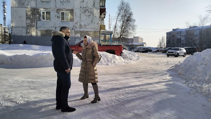 Главная картинка новости: Глава Усинска лично проинспектировал работу фонда "Строймастер" после жалоб жителей