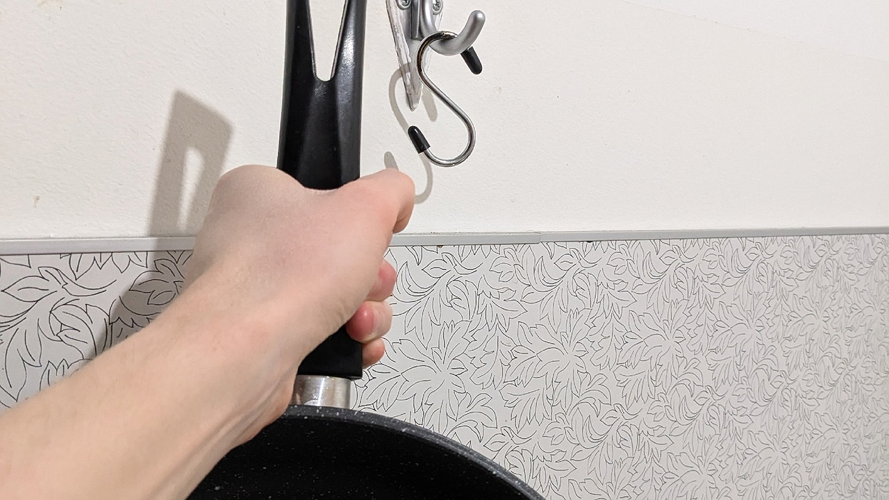 Главная картинка новости: Не для крючка: вот зачем на самом деле нужна дырка в ручке сковороды — мало кто знает, для чего это используют 