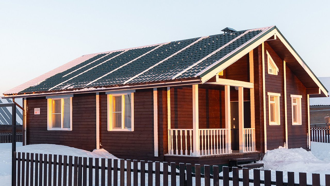 Главная картинка новости: При поддержке ЛУКОЙЛа в усинской деревне построили коттеджи для приезжих специалистов