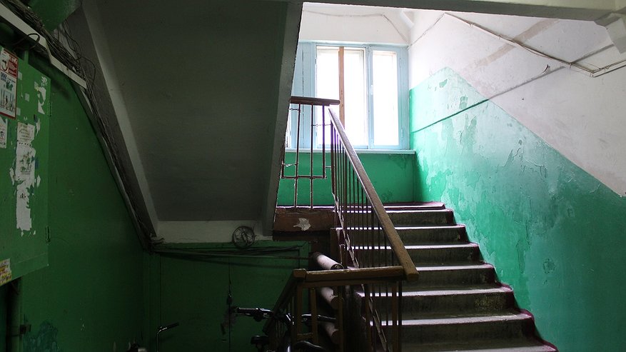 Главная картинка новости: Усинца осудили за клевету, нанесенную на стены подъезда