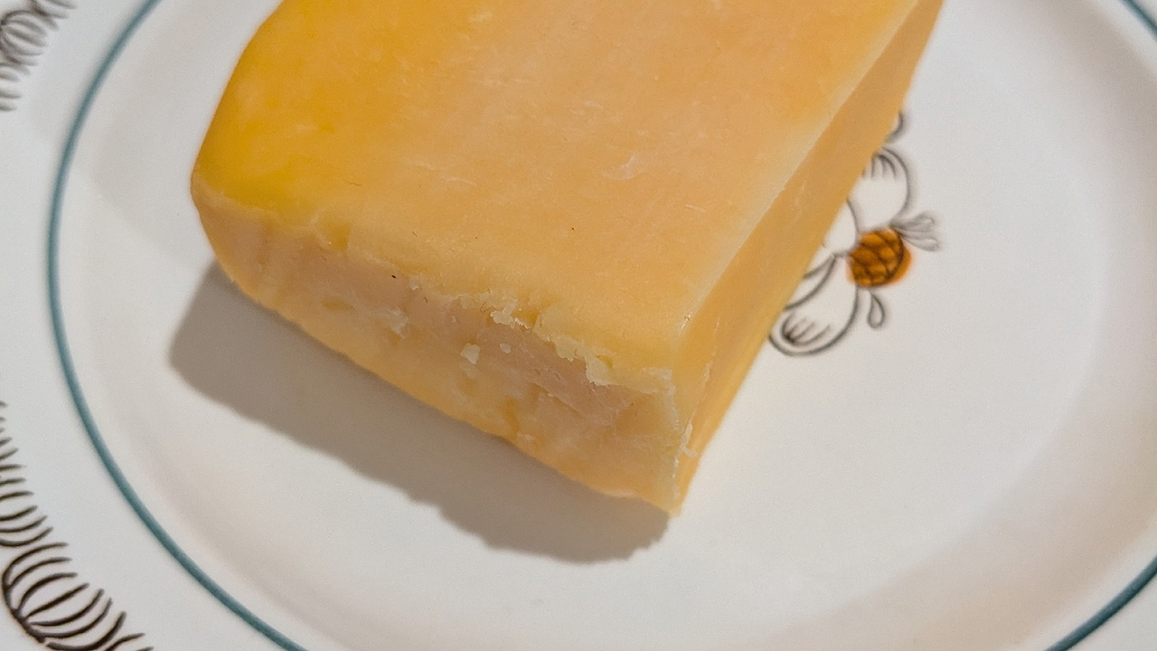 Главная картинка новости: "Не покупайте этот сыр даже по акции - он в черном списке": вот что выяснили в Роскачестве