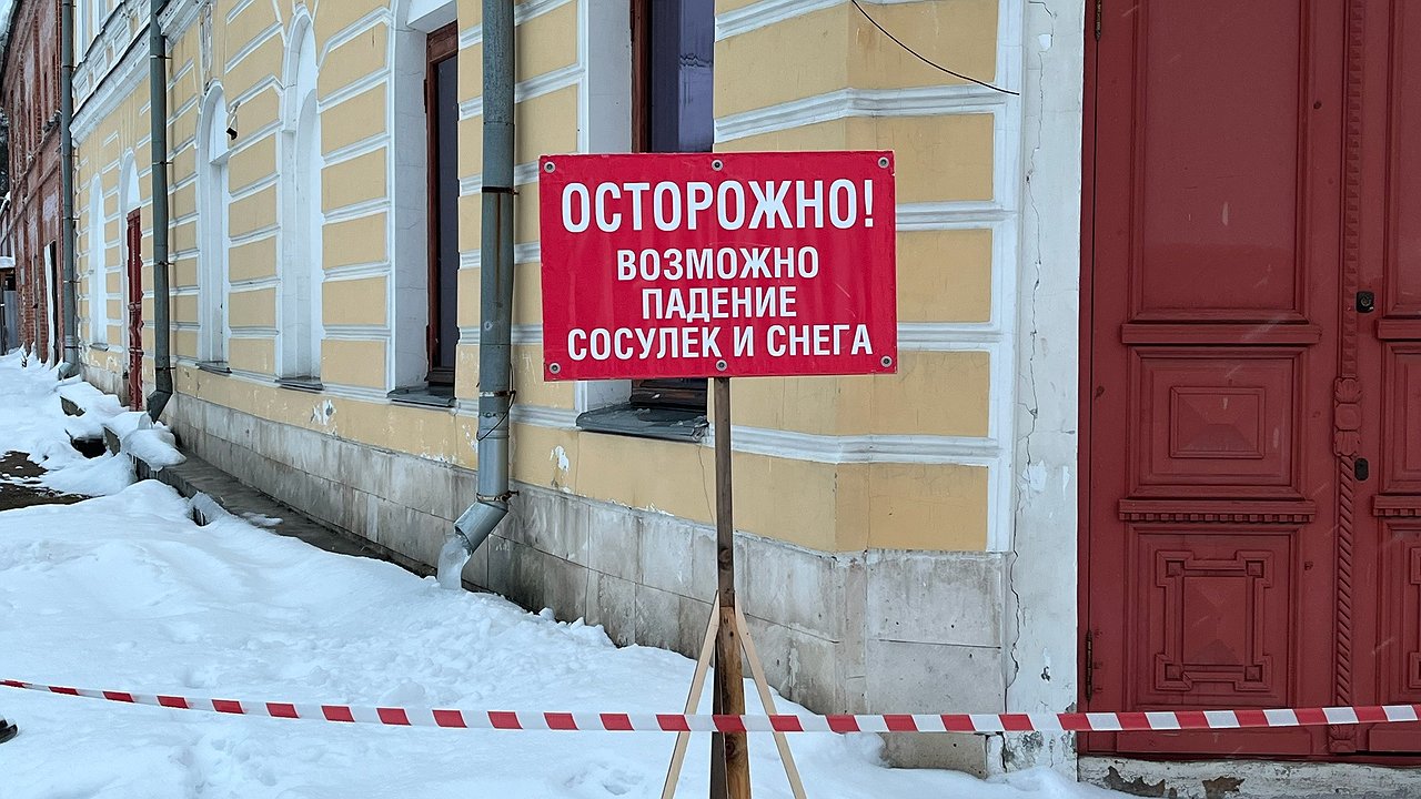 Главная картинка новости: Усинск утопает в мартовской снежной сказке: мороз и пушистые хлопья танцуют в городе