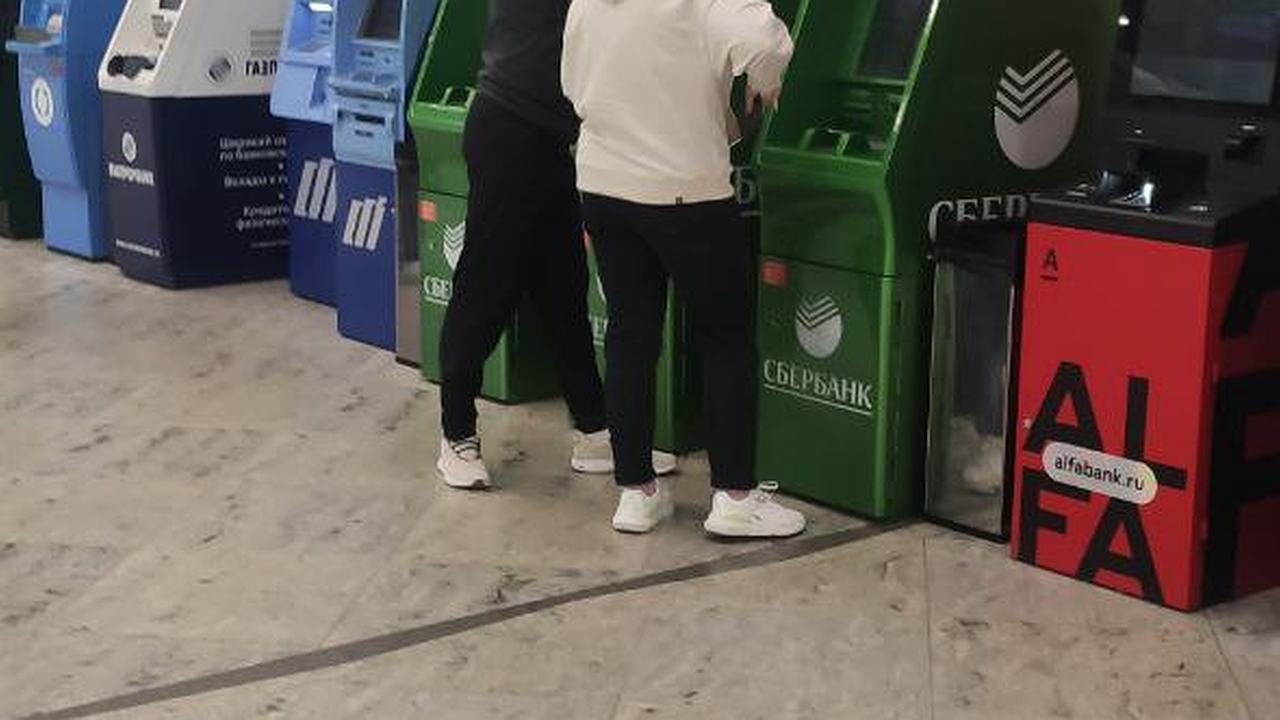 Главная картинка новости: Уже с завтрашнего дня: Сбербанк предупредил всех клиентов, кто оставляет деньги на банковской карте