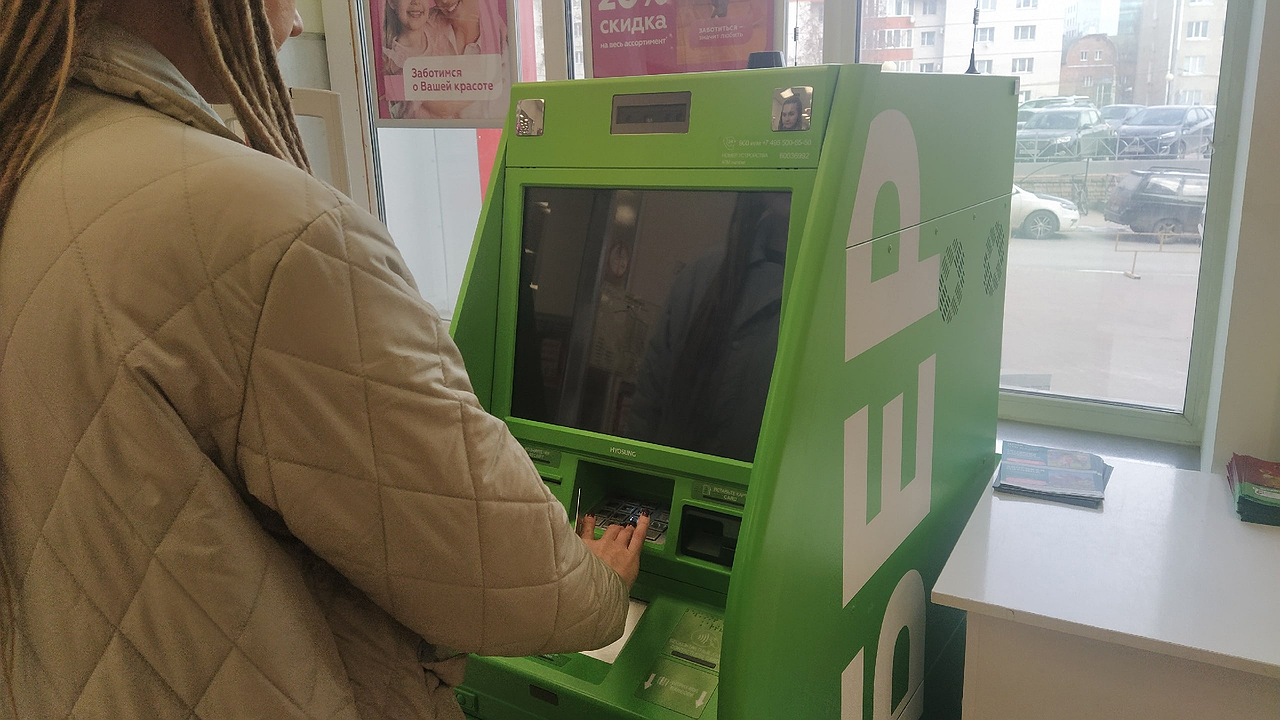 Главная картинка новости: С завтрашнего дня: Сбербанк предупредил каждого клиента, кто оставляет деньги на банковской карте