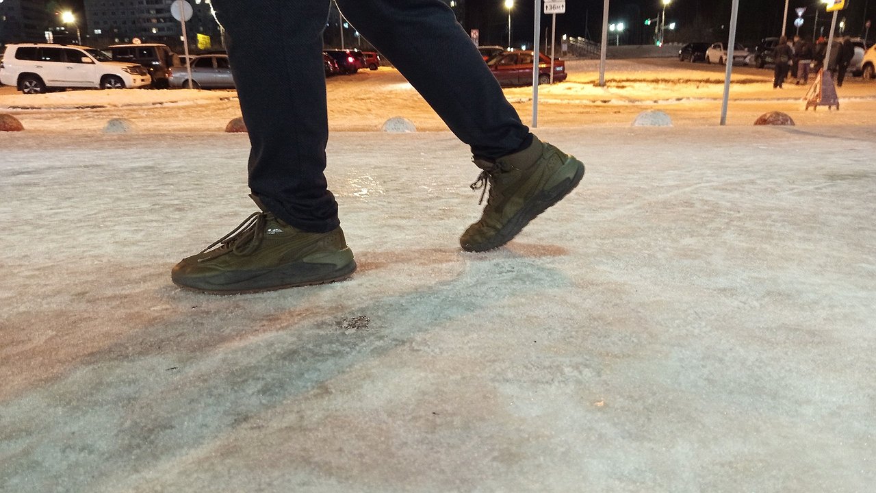 Главная картинка новости: Жители Коми скользят в травмпункты: гололед обернулся сотнями травм за пять дней