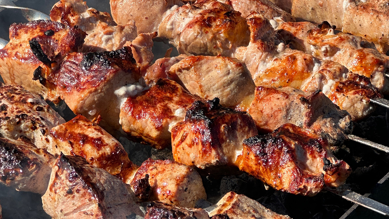 Главная картинка новости: Экспресс-маринад для шашлыка: мясо просто тает во рту – нежнее сливочного масла