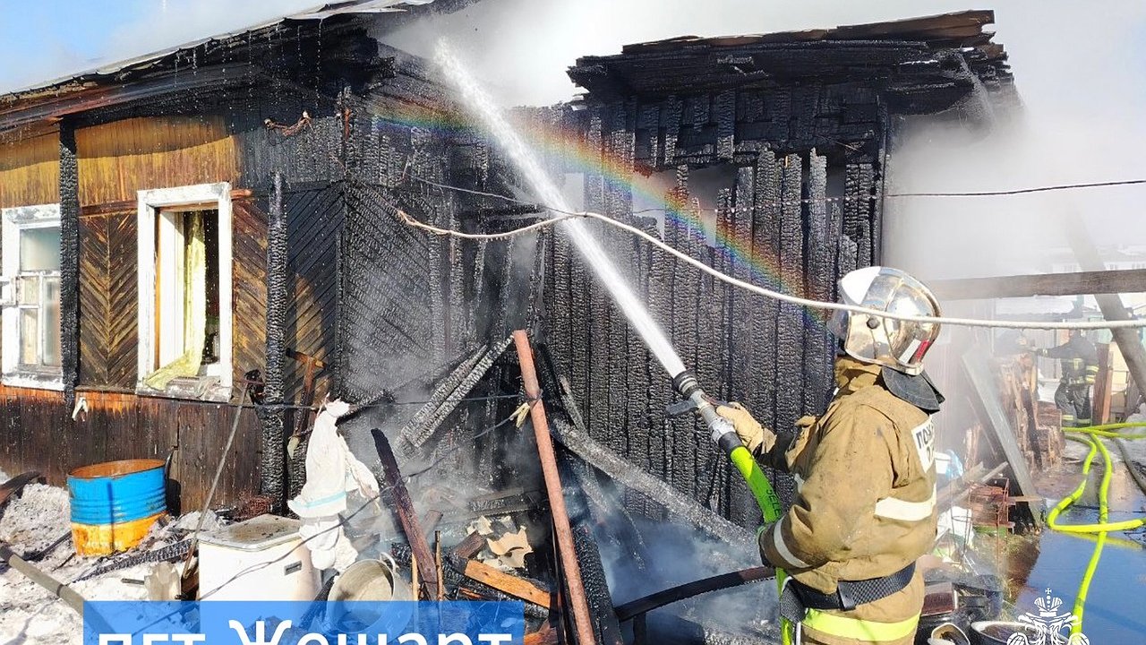 Главная картинка новости: Сгоревший автомобиль и спасенная пожилая пара: в Коми произошло два пожара