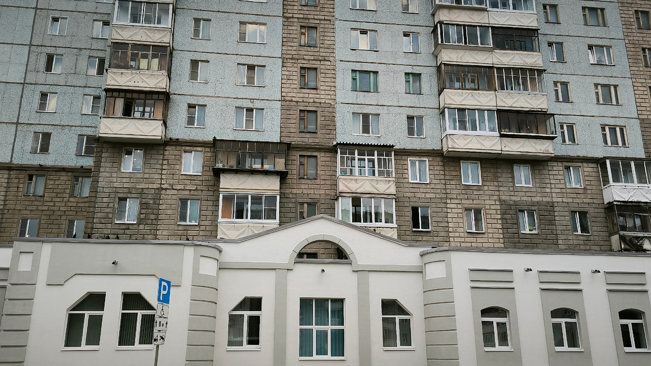 Главная картинка новости: Указ принят — ждите "гостей": с 24 марта штраф 15 000 рублей в день для владельцев квартир с балконом