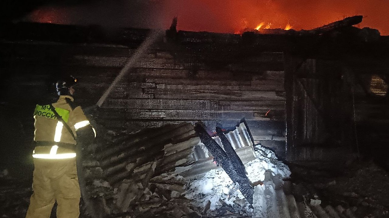 Главная картинка новости: В Коми за сутки произошло три крупных пожара