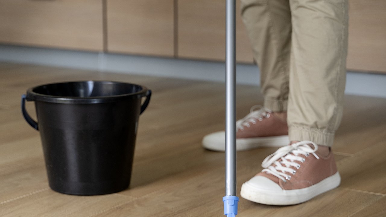 Главная картинка новости: Полы можно не мыть целыми неделями: всего одна ложка на ведро воды и поверхности сверкают как зеркало