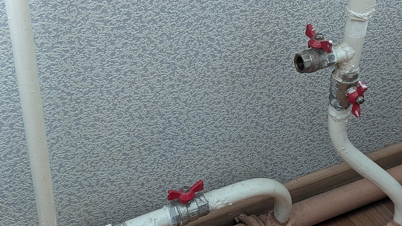 Главная картинка новости: С 1 апреля штраф за каждый день по 800 рублей – для каждого, у кого есть батарея в квартире 