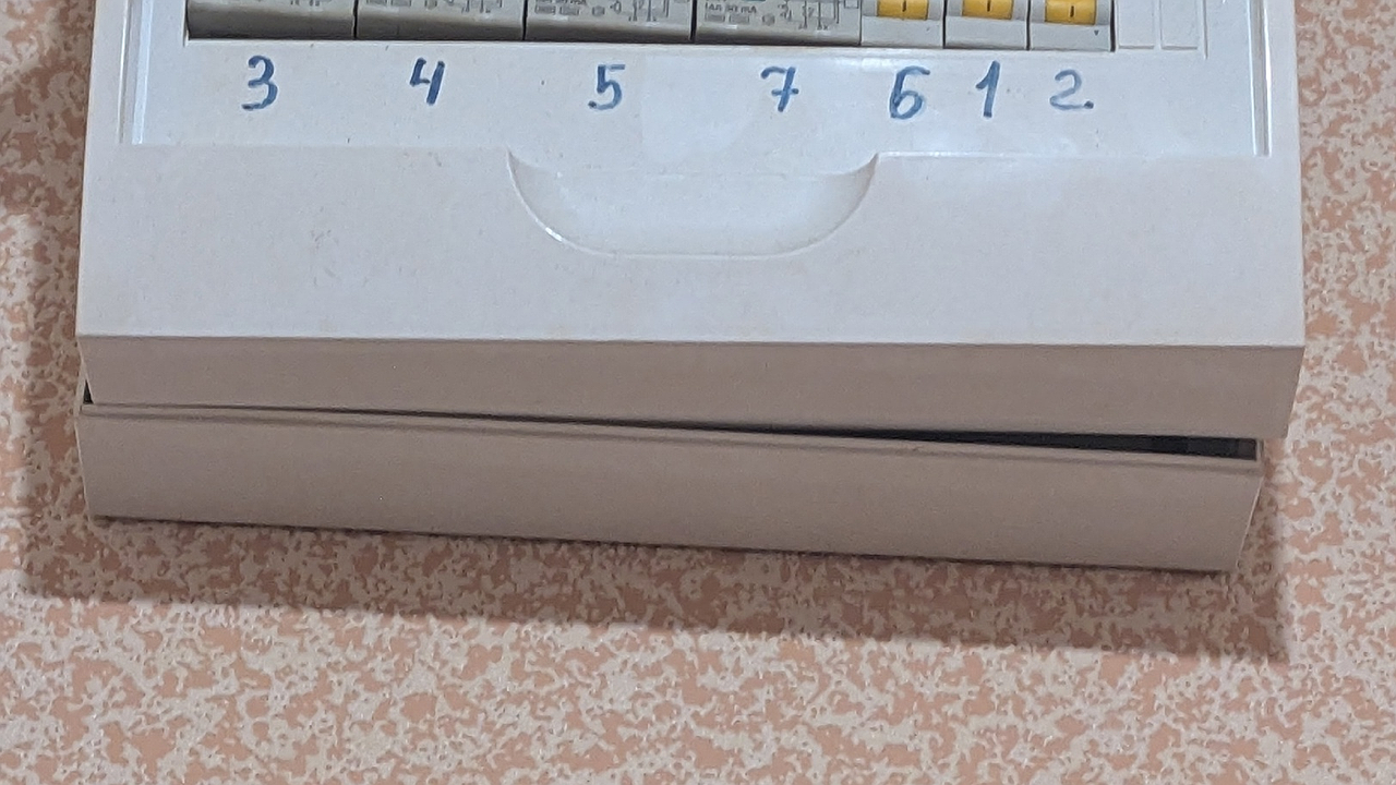 Главная картинка новости: Вы платите не за лампочки — вот что "жрет" энергию на самом деле — как много сэкономить