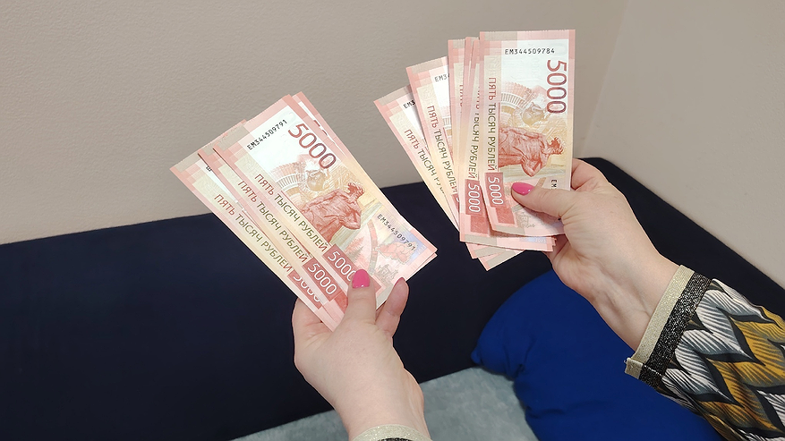 Главная картинка новости: В апреле Центробанк изымет 5-тысячные купюры, которые есть в карманах у россиян