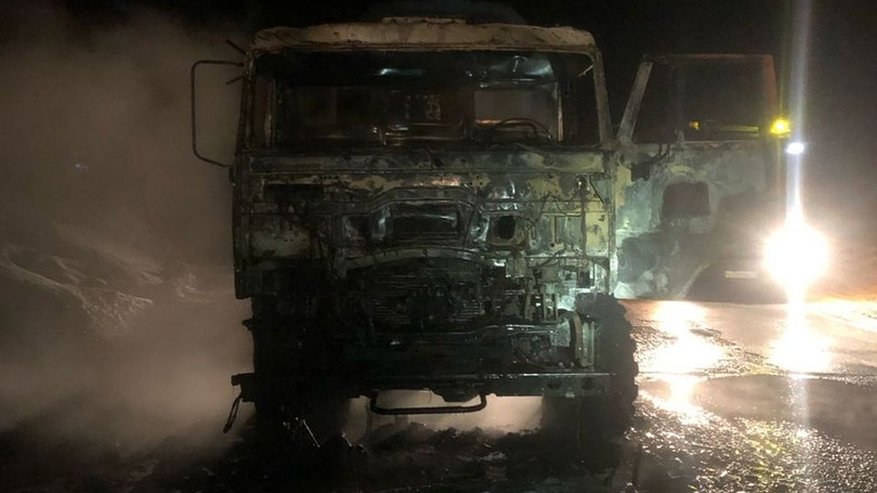 Главная картинка новости: В Усинске на трассе вспыхнул КамАЗ 