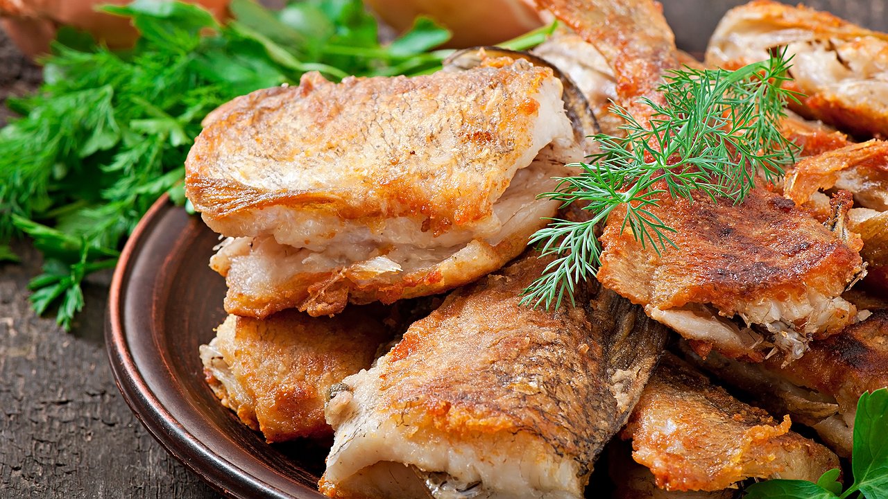 Главная картинка новости: Нужно ли закрывать крышку во время жарки рыбы. Намотайте себе на ус