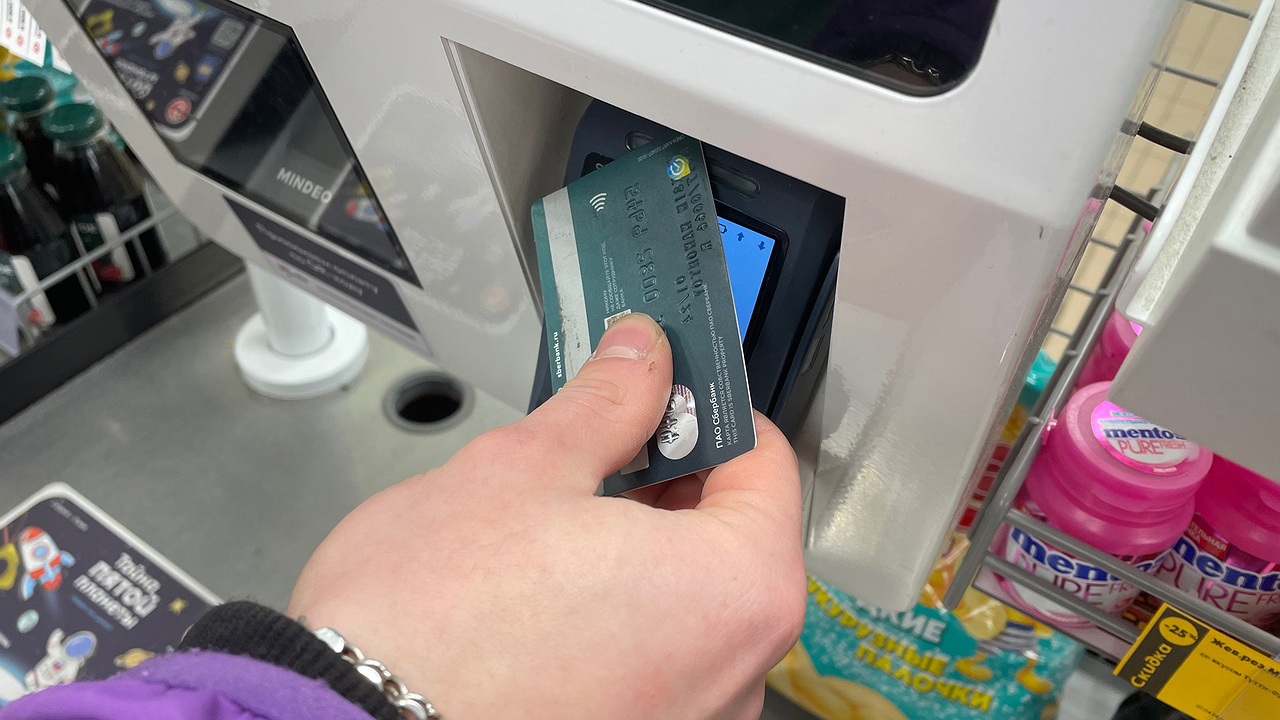 Главная картинка новости: Каждому, у кого есть карта «Мир», дали срок до мая. Потом уже будет поздно