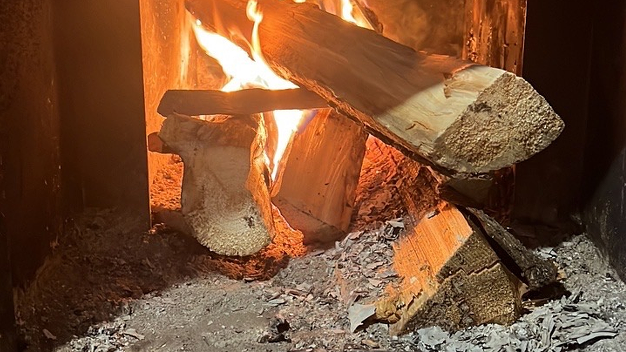 Главная картинка новости: Берем пластиковую бутылку – и сажа вылетит в дымоход со скоростью света: почистить печь без соли и крахмала легко