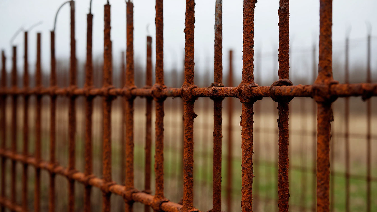 Главная картинка новости: В Германии металл обрабатывают исключительно так: забор не ржавеет десятилетиями – покраска не нужна