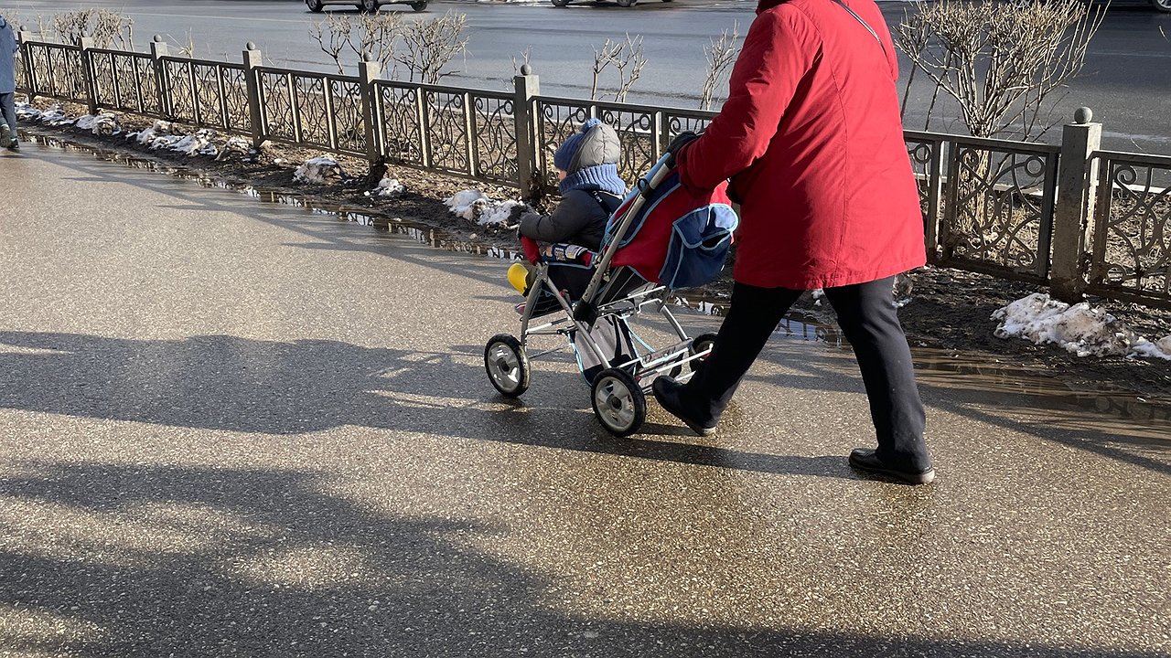 Главная картинка новости: И работающим, и неработающим. Всем, кто получает пенсию, дадут единоразовую выплату в апреле