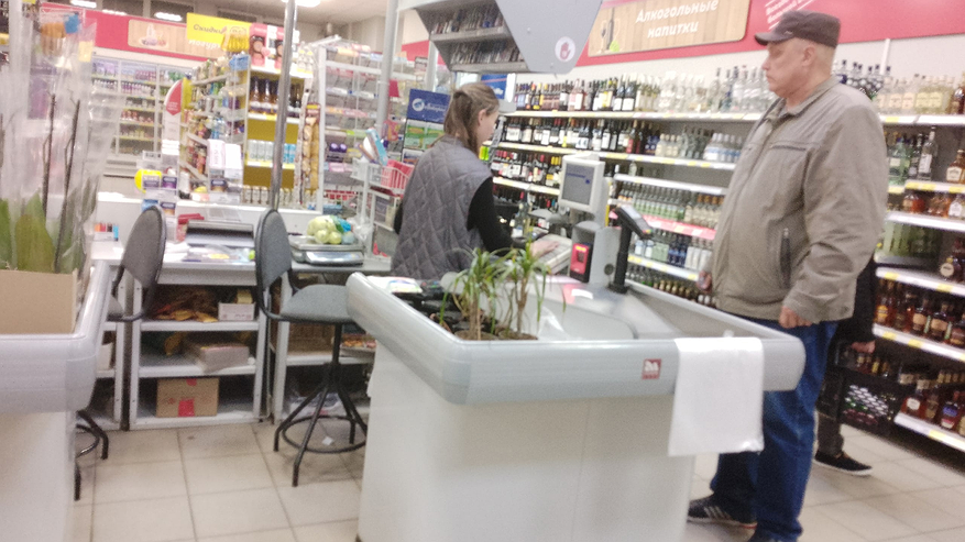 Главная картинка новости: Оставил чек и потерял все деньги с карты: вот почему нужно обязательно забирать бумажки в "Пятерочке" и "Магните"