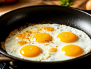 Вот почему нельзя жарить яйца на подсолнечном масле: намотайте себе на ус